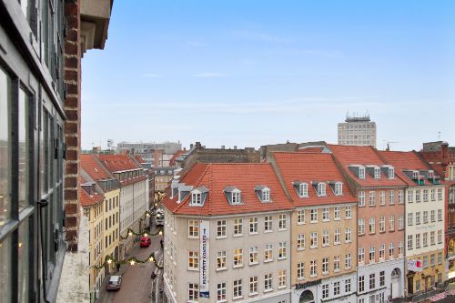 Betagende udsigt fra balkonen til Kultorvet, hvor kursusdeltagere kan nyde en pause og blive inspireret af byens liv og atmosfære under uddannelsesforløb og lektioner